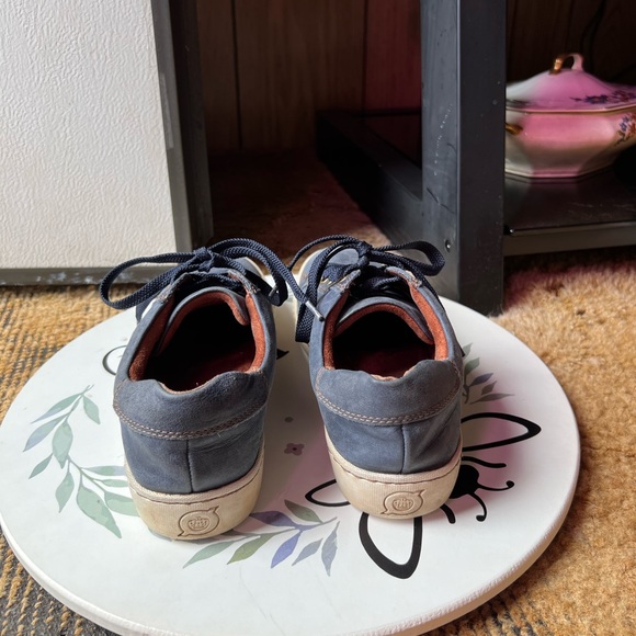 Women’s BORN genuine leather navy blue color sneakers. - Picture 14 of 17